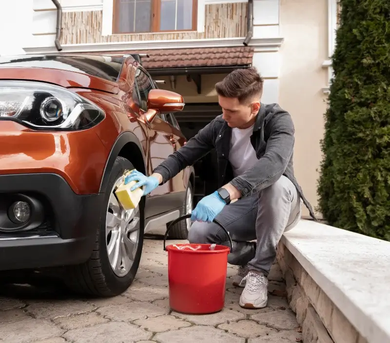 Lavage auto à domicile Olmo : professionnel intervenant sur un véhicule